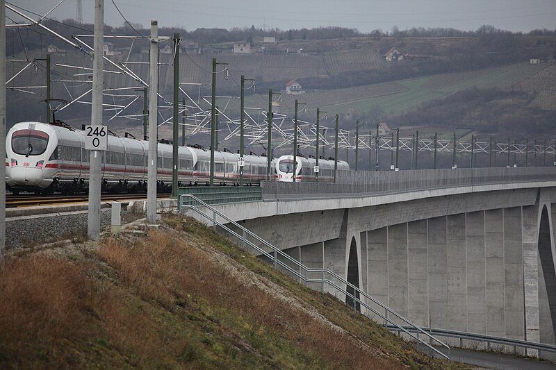 File:Unstruttalbrücke-Eröffnungsfahrt.jpg