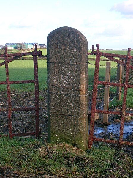 File:Warwickhillgatepost.JPG