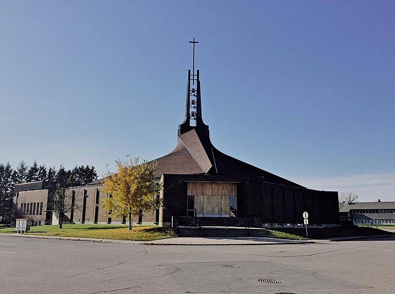 File:Église-de-Saint-Isidore, Chicoutimi.jpg