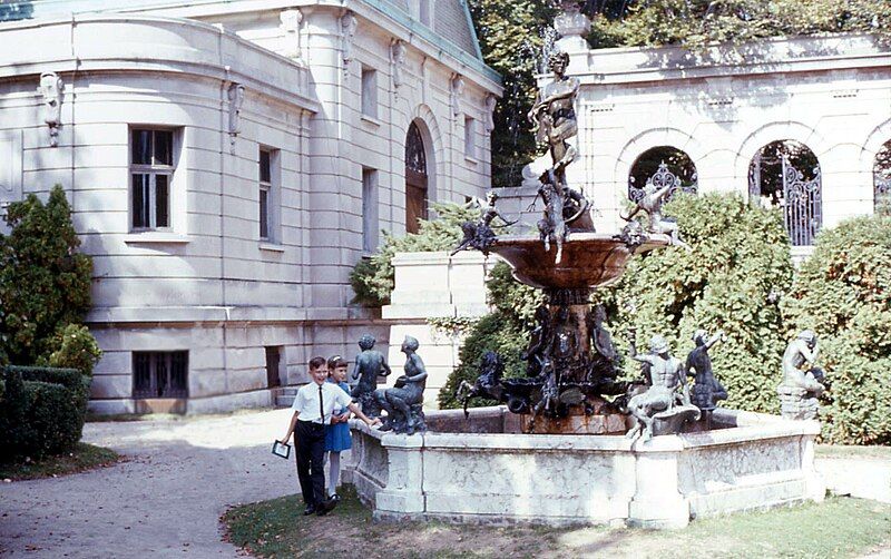 File:Elms Garden, Fountain.jpg