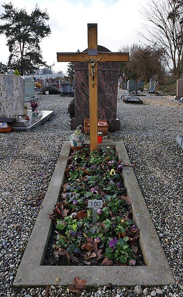 File:GraveMwambutsaMwami-CemeteryOfFeuillasse RomanDeckert31122021.jpg