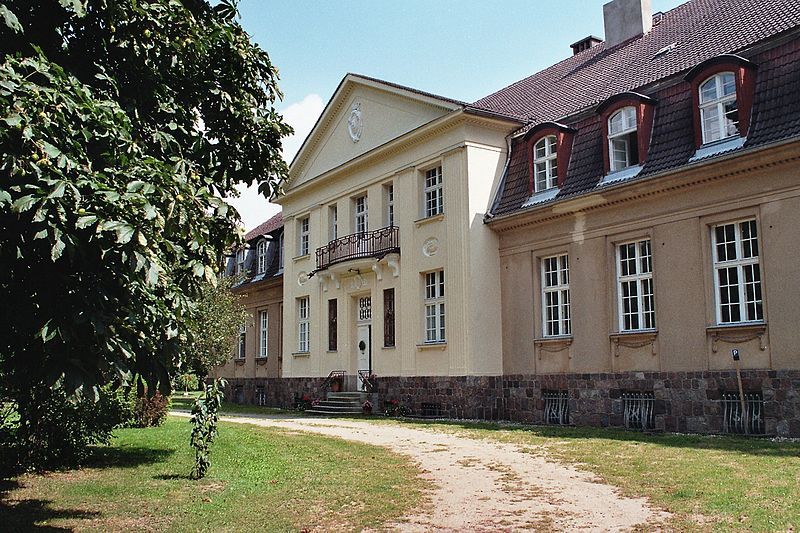 File:Gutshaus Gevezin.jpg