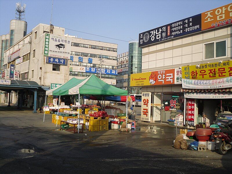 File:Joam Shopping.jpg