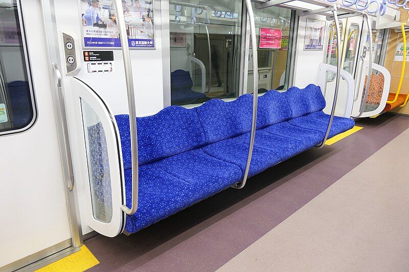 File:Seibu Series40050-40152 7-Seat.jpg