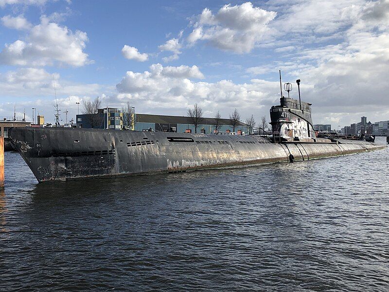 File:Submarine at NDSM.jpg