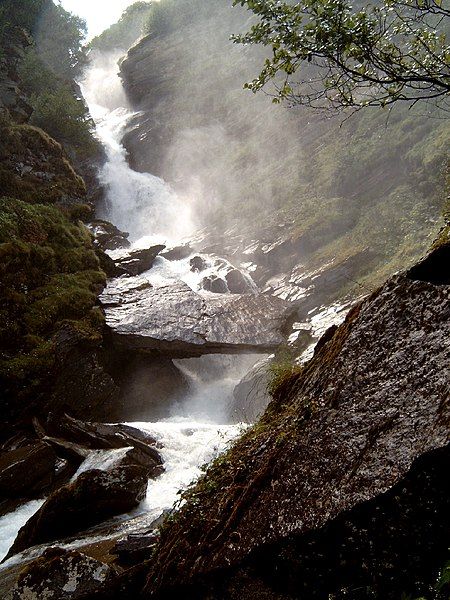 File:Waterval Ova Fedoz.jpg