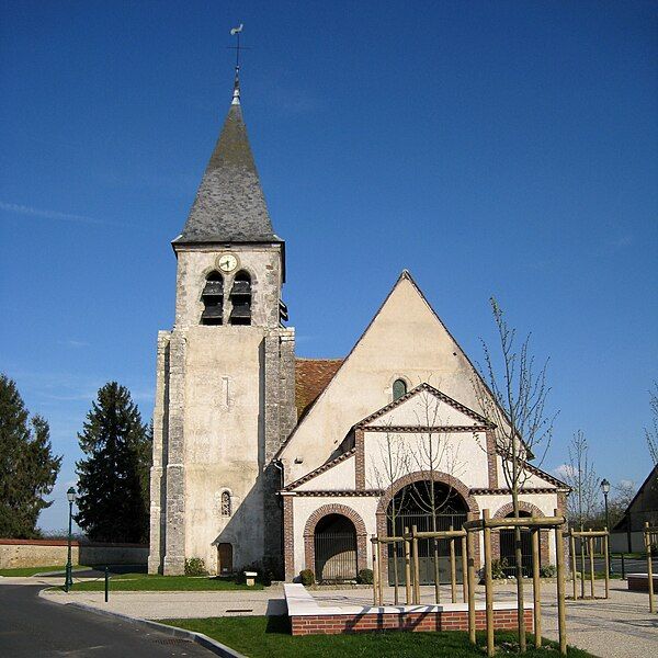 File:Chuelles-eglise.jpg