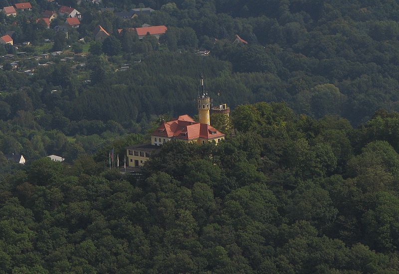 File:Landeskrone top buildings.jpg