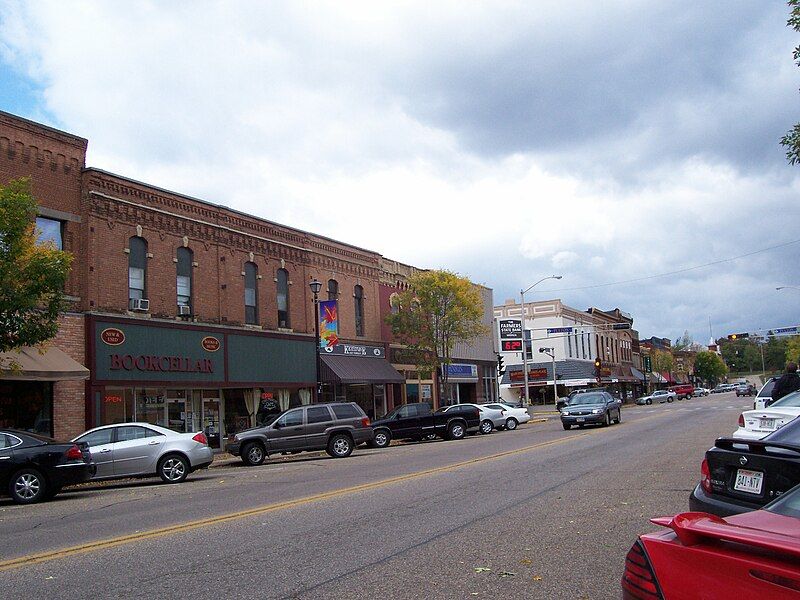 File:MainStreetHistoricDistrictWaupacaWisconsinYellowstoneTrail1.jpg