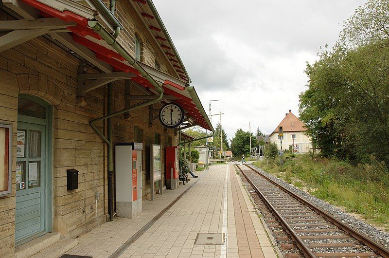 File:Neuendettelsau Bahnhof 4460.jpg