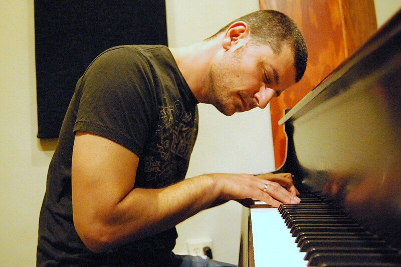 File:Roy-zu-arets--pianist-composer.jpg