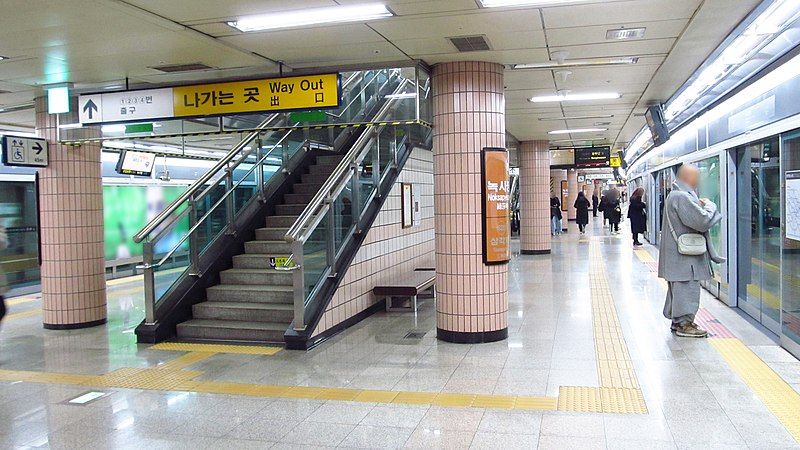 File:Seoul-metro-629-Noksapyeong-station-platform-20181126-161632.jpg