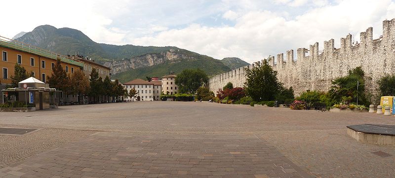 File:Trento-Piazza Fiera 2.jpg