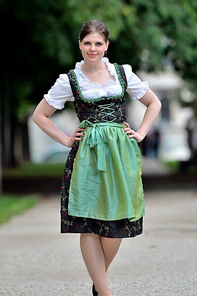 File:Dirndl-2011.JPG