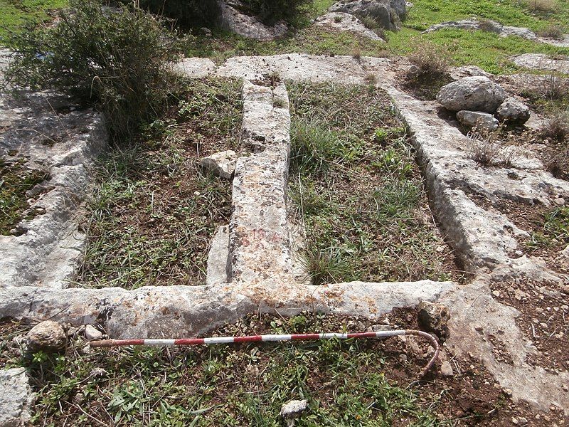 File:Huqoq ancient graves.JPG