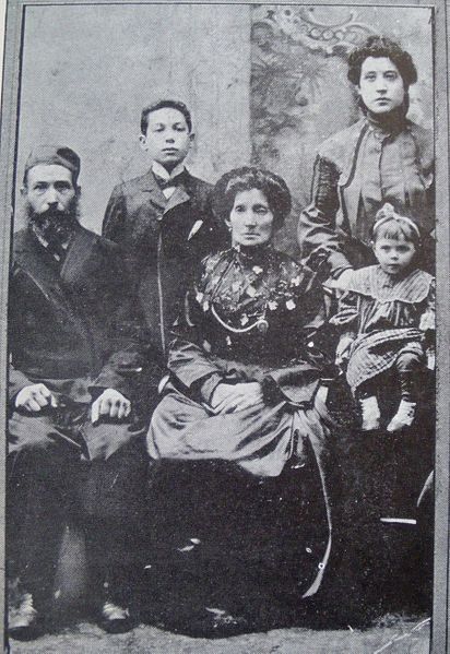 File:Menashe-skulnick-and-family.jpg