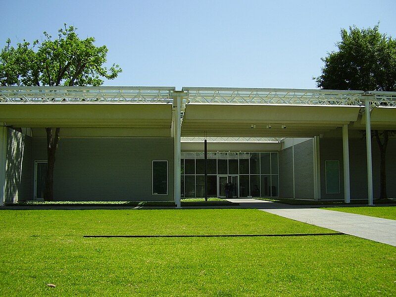 File:MenilCollection.JPG