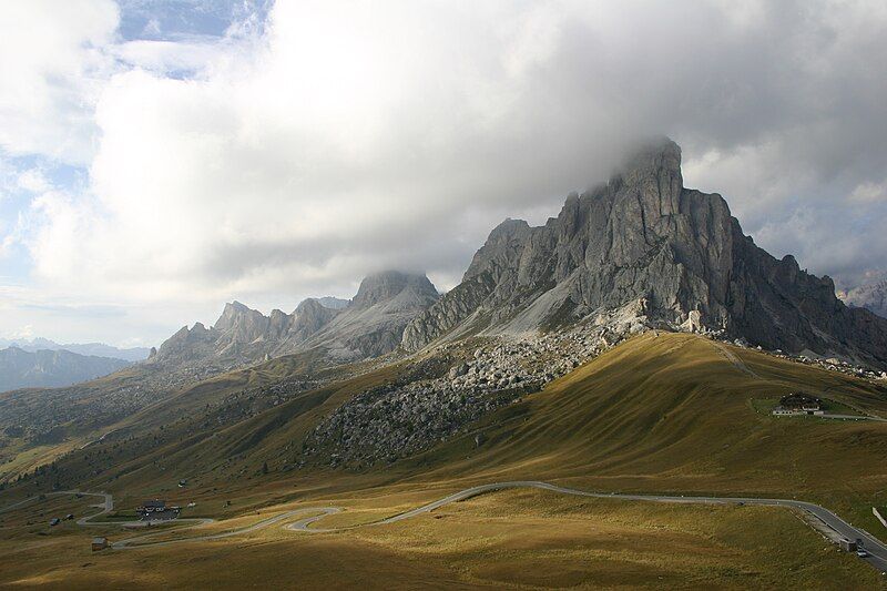 File:Passo di Giau.jpg