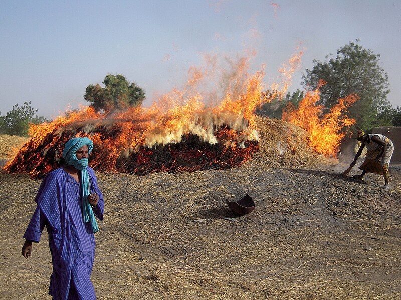 File:Pottery firing Mali.jpg