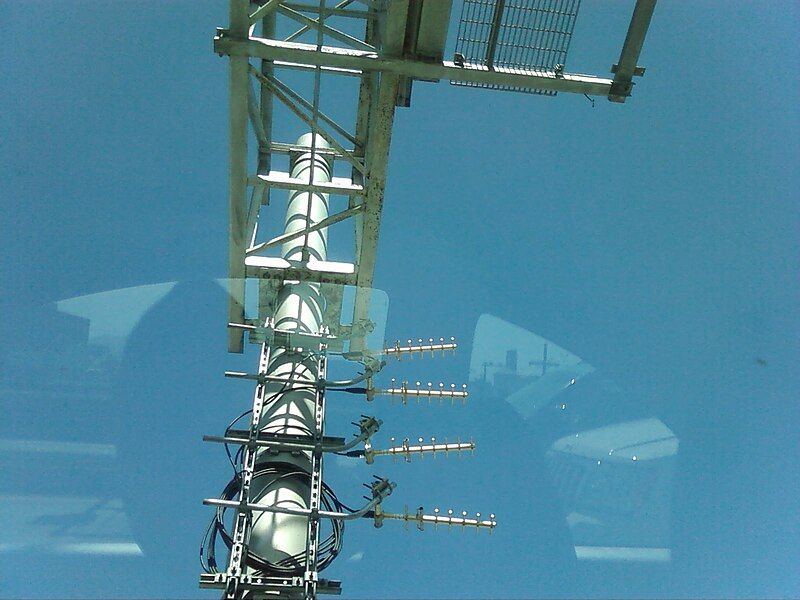 File:Roadside antennae.jpg