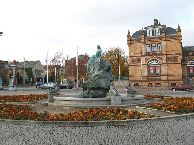 File:Schwerin Brunnen Hauptbahnhof.jpg