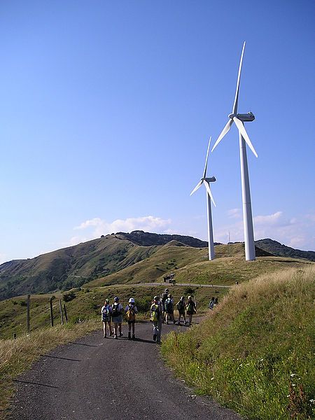 File:Varese Ligure-pale eoliche.jpg