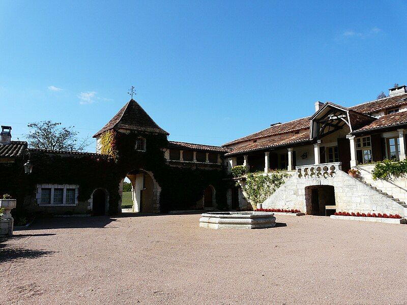 File:Brantôme Chatenet cour.JPG