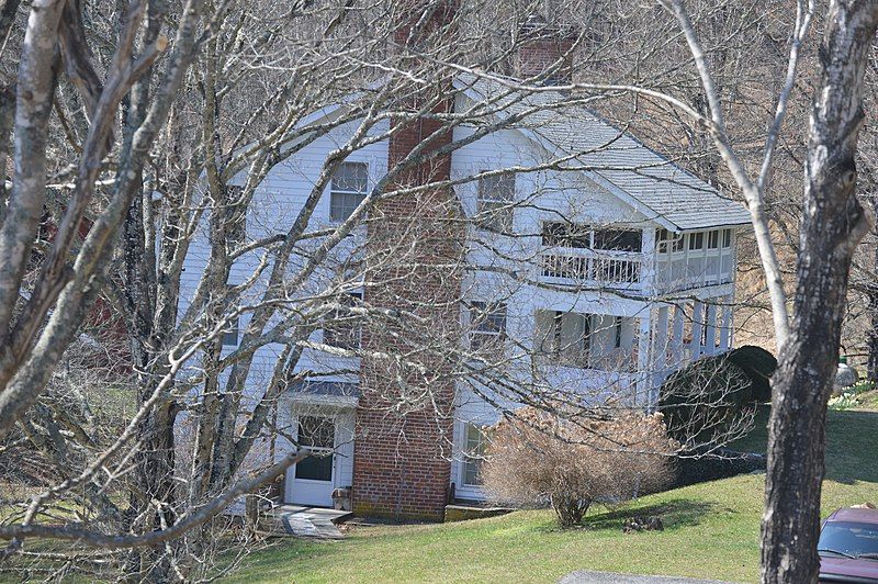 File:Brookside Farmhouse.jpg