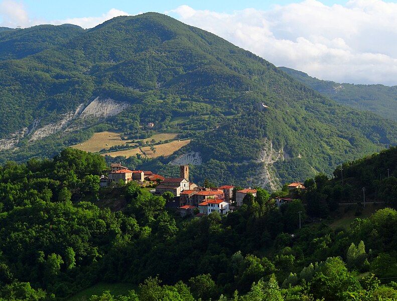 File:Castello-Di-Casola-Overview.JPG