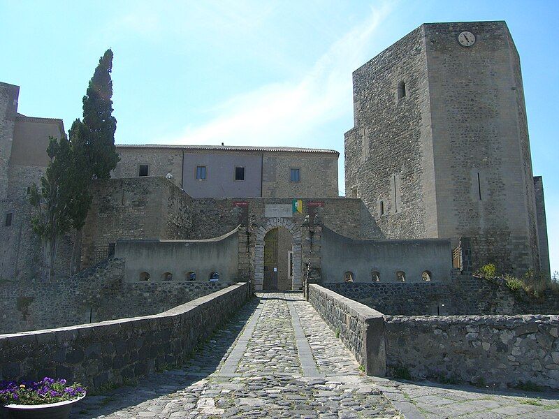 File:Castello di Melfi3.jpg