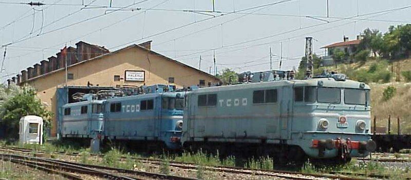 File:E4000s at Halkali.jpg