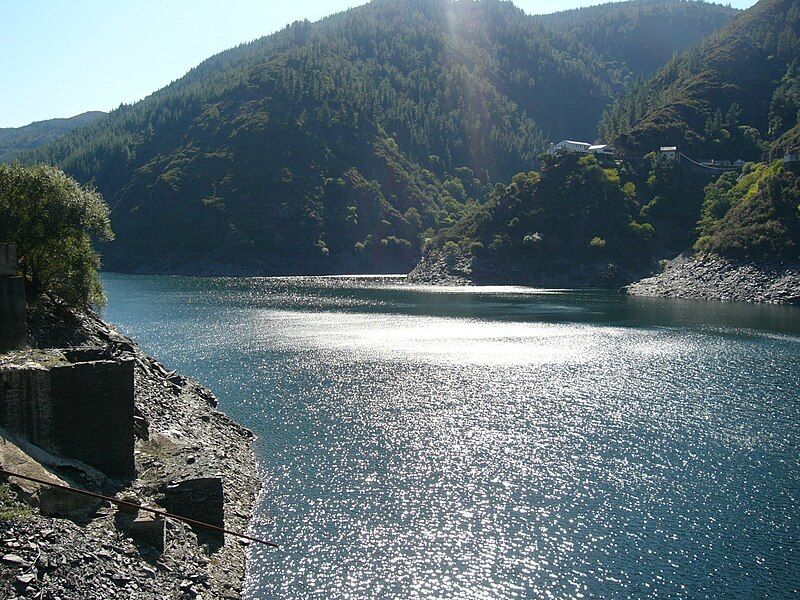 File:Embalse de Salime.jpg