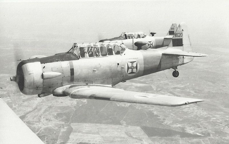 File:Fap-instrucao-pilotos-north-american-t-6-texan.jpg