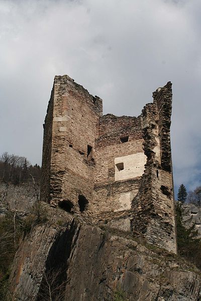 File:Haldenstein Ruine.jpg