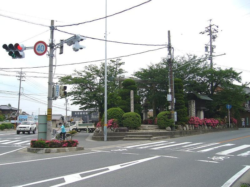 File:Hinaga-no-oiwake Yokkaichi.jpg