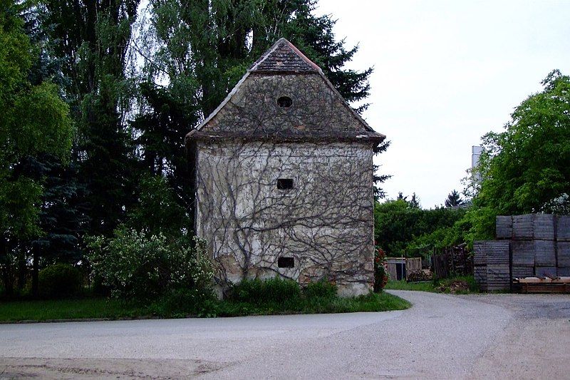 File:Obermallebarn Schüttkasten.jpg