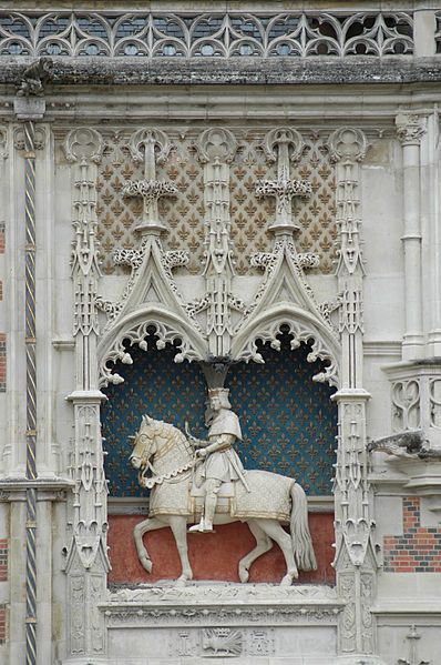 File:SchlossBloisReiterstatue.jpg