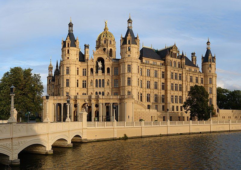 File:Schwerin-Schloss-gp.jpg