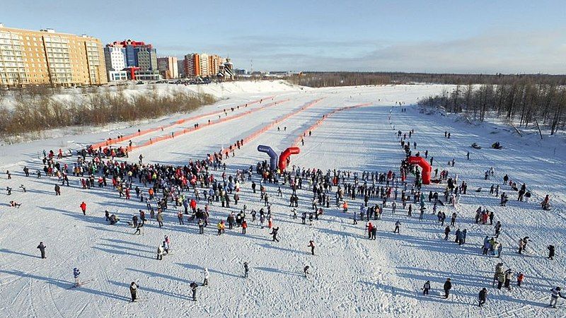 File:Skiing (Novy Urengoy).jpg