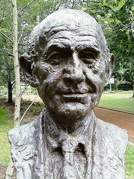 File:William McMahon bust.jpg