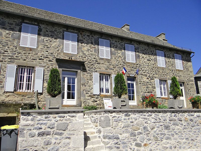 File:Alpuech - Mairie.JPG