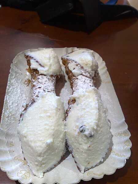 File:Cannoli.jpg