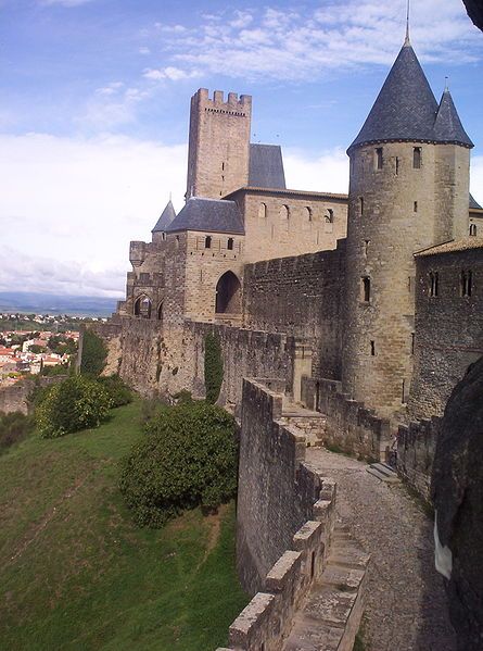 File:Cite Carcassone remparts.JPG