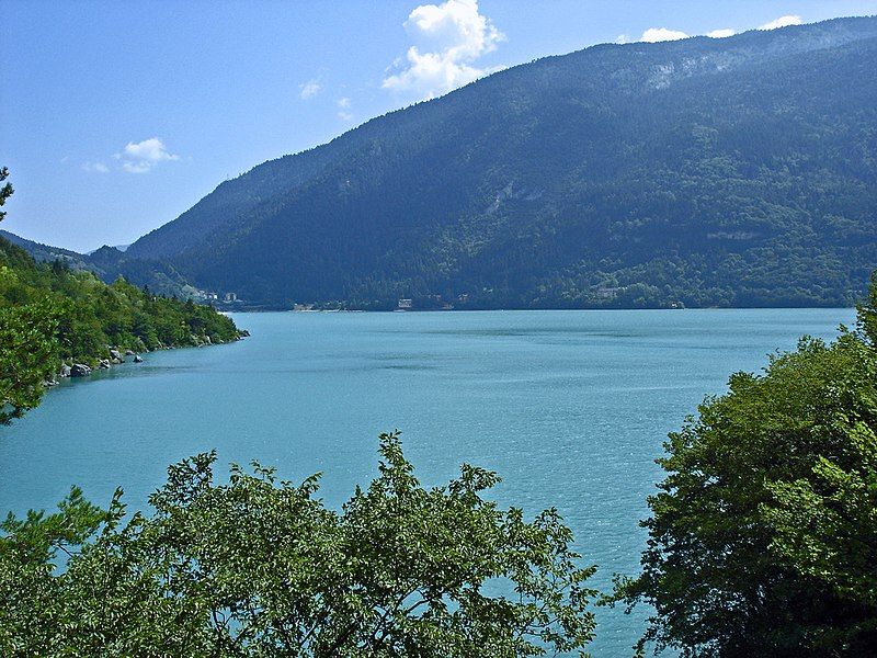 File:Molveno lake.jpg