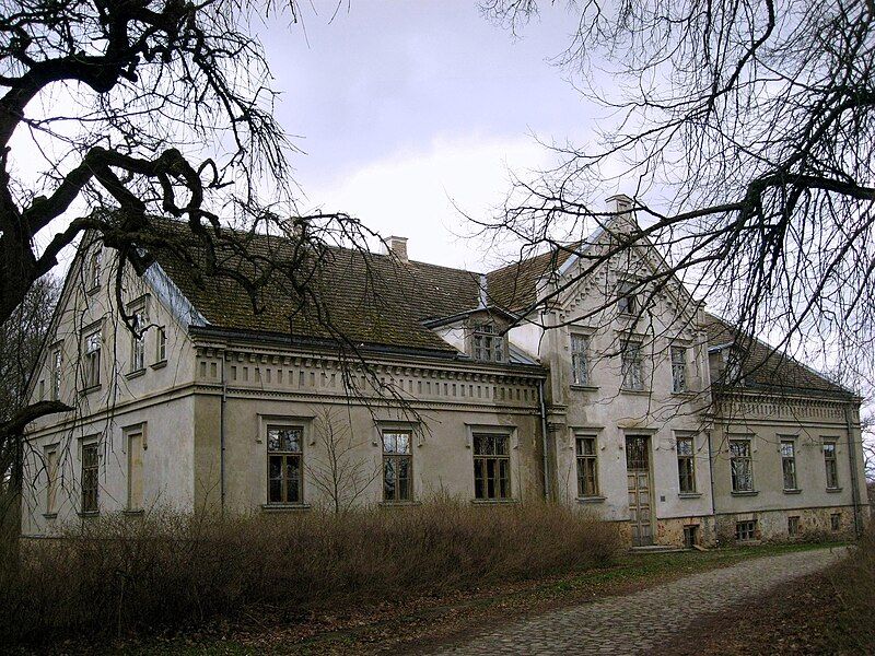 File:Sasmaka Castle (Valdemarpils).jpg