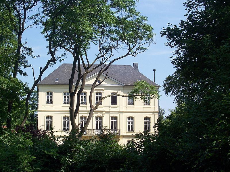 File:SchlossLeyenburg1.JPG