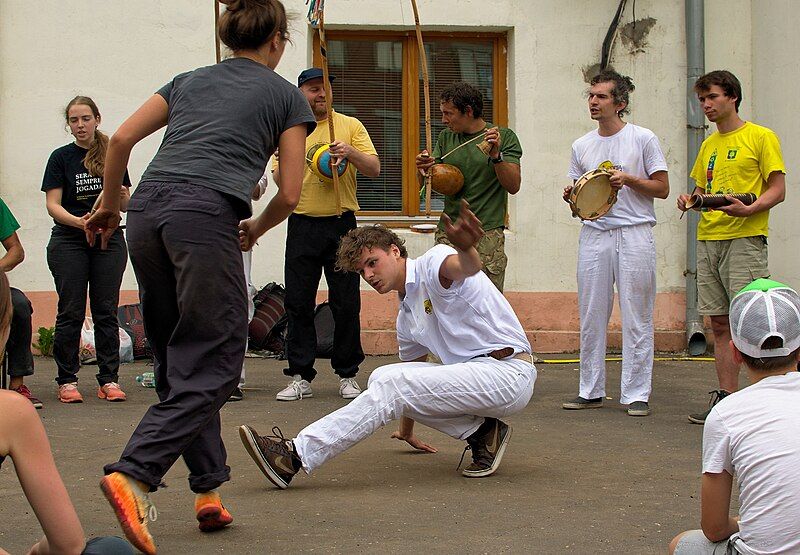 File:Street capoeira negativa.jpg