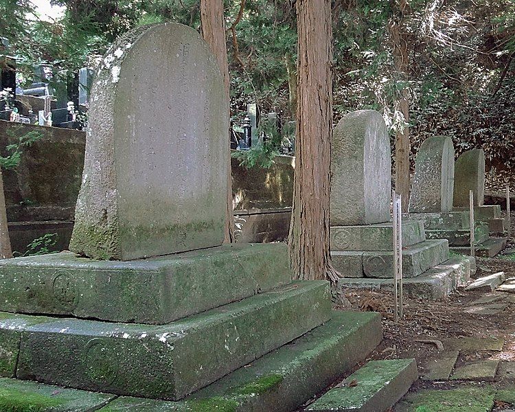 File:Suwa clan Cemetery.jpg