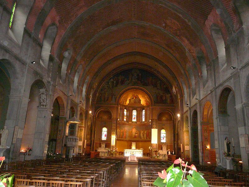 File:Bagnères-de-Luchon église nef.JPG