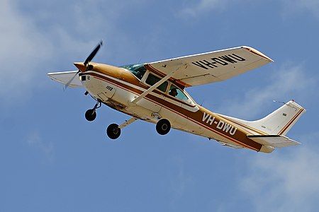 Cessna 182 Skylane, by Fir0002